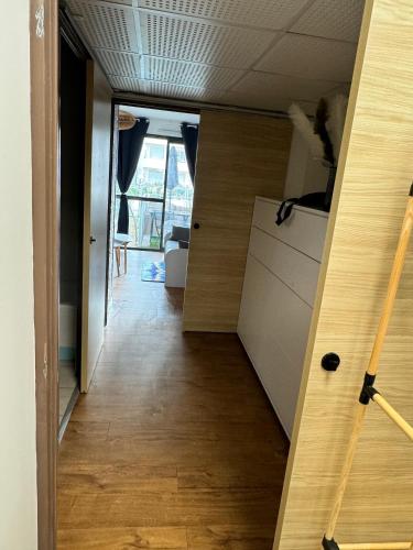 - un couloir d'un bureau avec une chambre revêtue de parquet dans l'établissement PISCINE Plages à 100 m, palais des festivals à 15mn à pied dans la banane, à Cannes