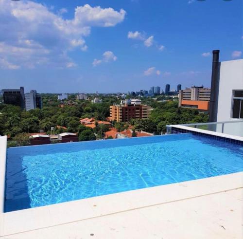 una piscina en la azotea de un edificio en Hermoso departamento en Villa Morra, en Asunción