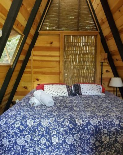 Postel nebo postele na pokoji v ubytování Glamping Cabaña de Granja El Sol Teques y Naturaleza
