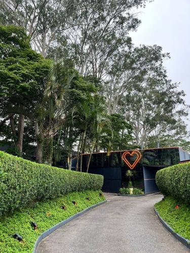 a heart sign is hanging on a fence at Cassino Motel 5 in Santo André