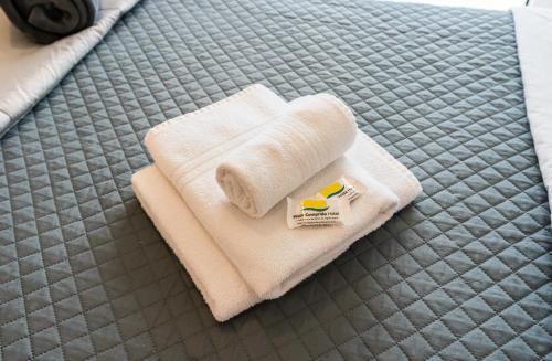Una toalla blanca sobre una cama en Praia Comprida Hotel, en São José