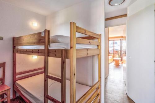 - deux lits superposés dans une chambre dans l'établissement Résidence Quartier Falaise - maeva Home - Studio 4 Personnes - Confort 69, à Avoriaz
