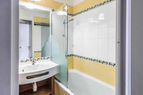 ein Bad mit einer Badewanne, einem Waschbecken und einer Dusche in der Unterkunft Résidence Quartier Falaise - maeva Home - Studio 4 Personnes - Confort 69 in Avoriaz