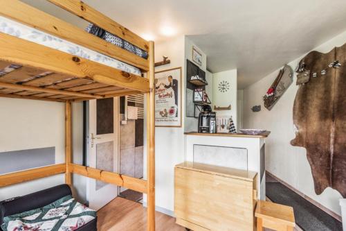 une chambre avec un lit superposé et un lit superposé dans l'établissement Résidence Les Ruches - maeva Home - Studio 3 Personnes - Confort - Bâtiment Vivace MAE-6759, à Avoriaz