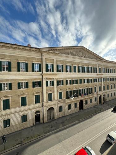 un gran edificio al costado de una calle en Aicha House, en Livorno