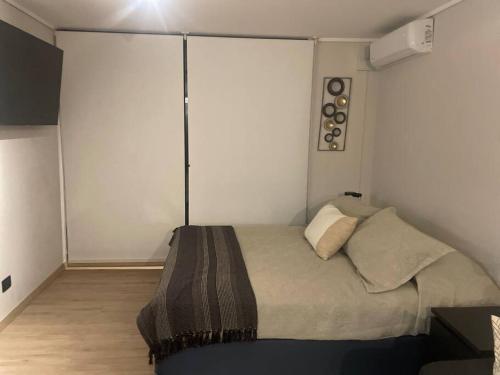 a bedroom with a bed in a room at Estudio en Estoril cercano a principales centros de ski in Santiago