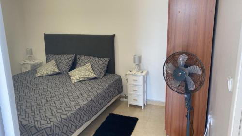 sypialnia z wentylatorem obok łóżka w obiekcie SLICE OF PONTA DO SOL- GROUND FLOOR- SEA VIEW w mieście Ponta do Sol