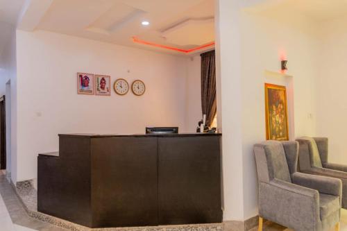 biuro z biurkiem i 2 krzesłami w pokoju w obiekcie Yona Resort Inn w mieście Ijebu Ode