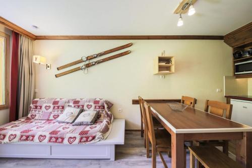 un salon avec un lit et une table dans l'établissement Résidence La Marelle et Le Rami - maeva Home - Appartement 2 pièces 5 personnes Sélection MAE-9115, à La Plagne Tarentaise