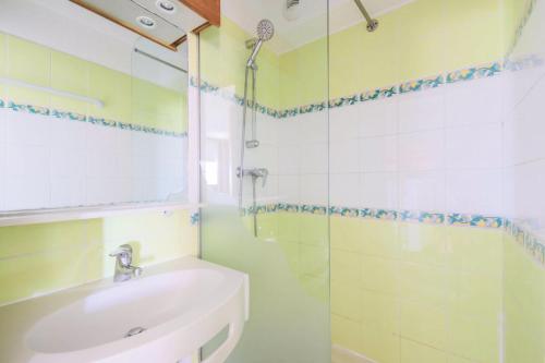 une salle de bain avec un lavabo et une douche en verre dans l'établissement Résidence Les Horizons d'Huez - maeva Home - Appartement 2 Pièces 5 Personnes - Confort MAE-2570, à Huez