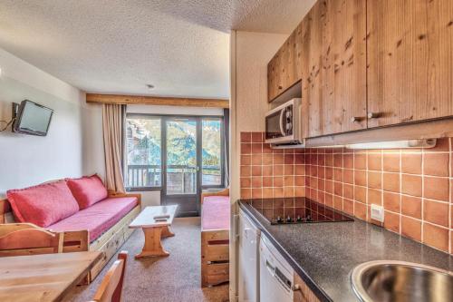 un salon avec un canapé et une cuisine dans l'établissement Résidence Quartier Falaise - maeva Home - Studio 4 personnes Confort MAE-9083, à Avoriaz