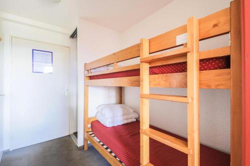 une chambre avec deux lits superposés dans une pièce dans l'établissement Résidence Les Horizons d'Huez - maeva Home - Studio 5 personnes - Confort MAE-2572, à Huez
