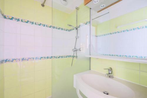 une salle de bain avec une douche, des toilettes et un lavabo dans l'établissement Résidence Les Horizons d'Huez - maeva Home - Studio 5 personnes - Confort MAE-2572, à Huez