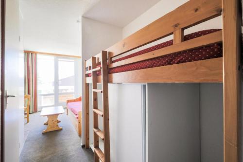 une chambre avec un lit superposé dans une pièce dans l'établissement Résidence Les Horizons d'Huez - maeva Home - Studio 5 personnes - Confort MAE-2573, à Huez
