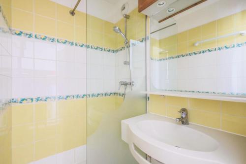 une salle de bain avec un lavabo et un miroir dans l'établissement Résidence Les Horizons d'Huez - maeva Home - Studio 5 personnes - Confort MAE-2573, à Huez