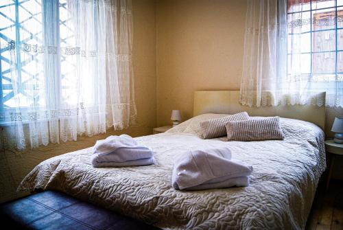 1 Schlafzimmer mit 2 Handtüchern auf einem Bett mit Fenster in der Unterkunft NIKI Apart in Sofia