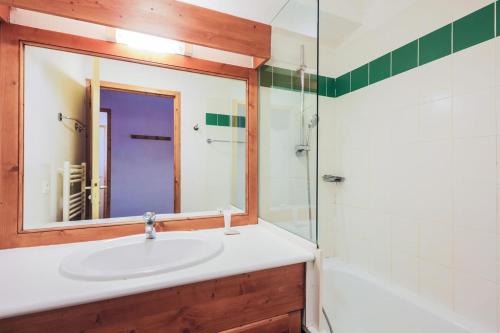 a bathroom with a sink and a mirror at Résidence Les Valmonts - maeva Home - Appartement 3 Pièces 6 Personnes - Confort MAE-2689 in Saint-Martin-de-Belleville