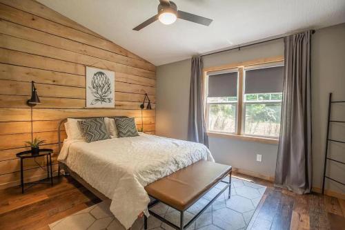 Schlafzimmer mit einem Bett und einem Deckenventilator in der Unterkunft Nature's Nest - Woodsy Retreat w/ Renovated Deck & Hot Tub in Logan