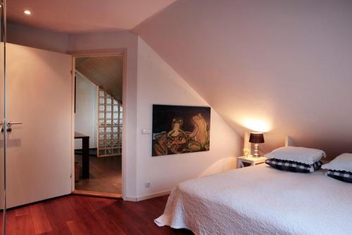 Ένα ή περισσότερα κρεβάτια σε δωμάτιο στο Loft aan Zee, Penthouse B&B aan de Schoorlse duinen