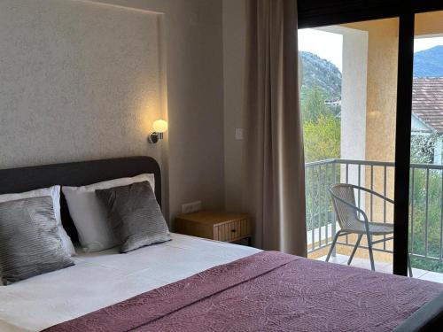 Postel nebo postele na pokoji v ubytování Villa Risan Apartments