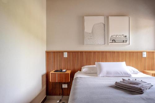 Una cama o camas en una habitación de JQY Beach Flats - 950m da Praia - Garagem subterrânea - Estação de carregamento para veículos elétricos
