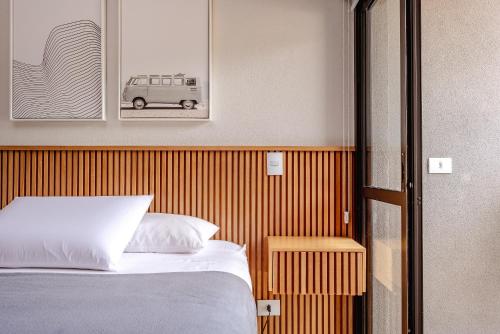 Una cama o camas en una habitación de JQY Beach Flats - 950m da Praia - Garagem subterrânea - Estação de carregamento para veículos elétricos
