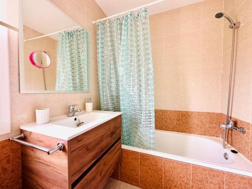 ein Badezimmer mit einem Waschbecken und einer Badewanne in der Unterkunft BOOK SOLEMIO MIAMI PLAYA - ONLY FAMILIES in Miami Platja
