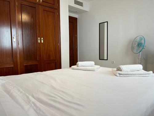 Posteľ alebo postele v izbe v ubytovaní Garden Teatinos, apartamento con piscina, aparcamiento y AC