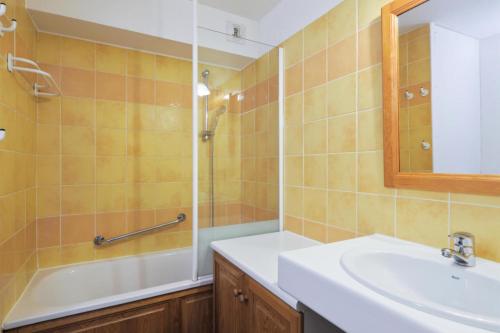 a bathroom with a sink and a bath tub at Résidence Le Pédrou - maeva Home - Studio 2 Personnes - Confort MAE-3956 in Font Romeu Odeillo Via