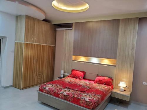 Un dormitorio con una gran cama roja con almohadas rojas en Luxe villa ciné concorde, en Agbato