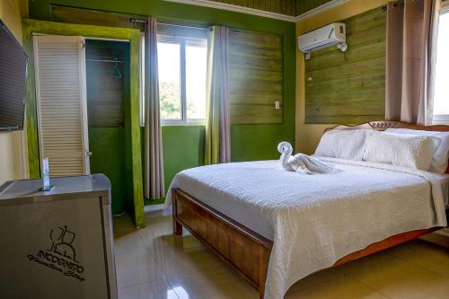 Un dormitorio con una cama con un cisne. en Incognito Reggae Rooms, en Kingston