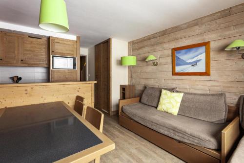 un salon avec un canapé et une table dans l'établissement Résidence Le Christiana - maeva Home - Appartement 3 Pièces 7 Personnes - Sélection MAE-4070, à Saint-Bon-Tarentaise