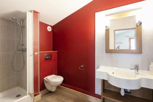 een badkamer met een toilet, een wastafel en een douche bij Résidence Le Christiana - maeva Home - Appartement 3 Pièces 7 Personnes - S 70 in Saint-Bon-Tarentaise