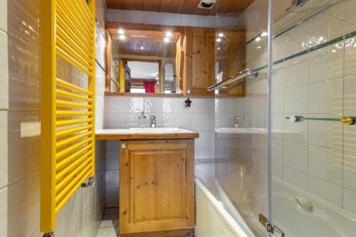 ein Bad mit einer Badewanne, einem Waschbecken und einer Dusche in der Unterkunft Résidence Les Fermes de Méribel - maeva Home - Appartement 2 Pièces 4 Pers 17 in Les Allues