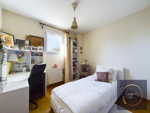 une chambre avec un lit, un bureau et un ordinateur dans l'établissement Maison la Garrigue en Provence, à Maillane