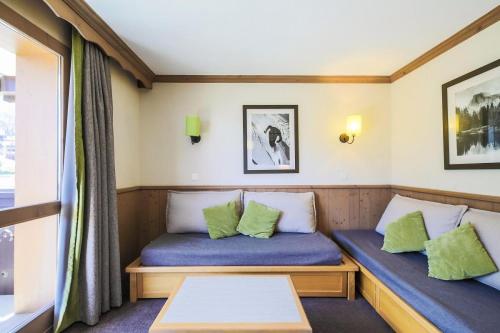 une chambre avec deux lits et une table dans l'établissement Quartier La Forêt - maeva Home - Appartement 2 Pièces 6 Personnes - Sélection MAE-5474, à Valmorel