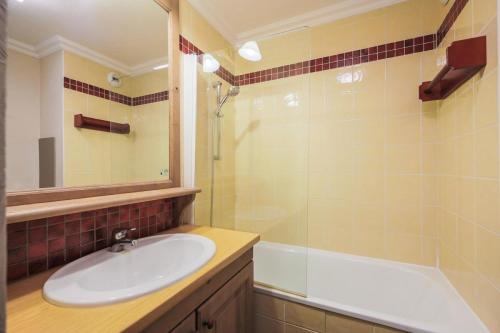une salle de bain avec un lavabo, une douche et une baignoire dans l'établissement Quartier La Forêt - maeva Home - Appartement 2 Pièces 6 Personnes - Sélection MAE-5474, à Valmorel