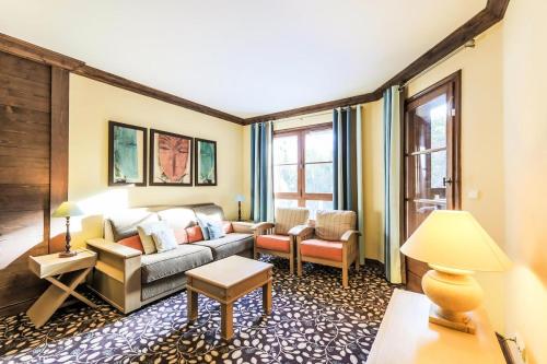 un salon avec un canapé et une table dans l'établissement Résidence Les Arcs 1950 Le Village - maeva Home - Appartement 2 Pièces 4 Personnes - Sélection MAE-5479, à Bourg-Saint-Maurice