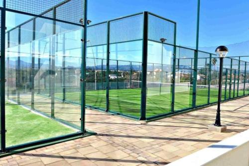 une cage de combat avec vue sur un terrain de baseball dans l'établissement Apartamento nuevo en playa de Piles. Costa Blanca, à Piles