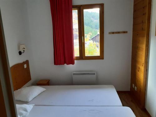 a small bedroom with a bed and a window at Résidence Le Hameau des Ecrins - maeva Home - Appartement 2 Pièces 6 Person 59 in Puy-Saint-Vincent