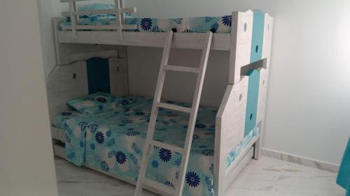 um beliche com uma escada num quarto em Apartamento Flandes em Flandes