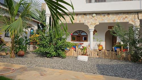 Ein Haus mit einem Haufen Pflanzen davor. in der Unterkunft Hotel Eyram Kpalime in Palimé
