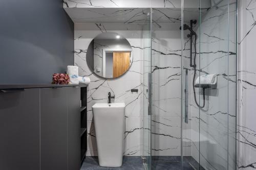 La salle de bains est pourvue d'une douche, de toilettes et d'un miroir. dans l'établissement Obrońców Pokoju 14, à Szklarska Poręba