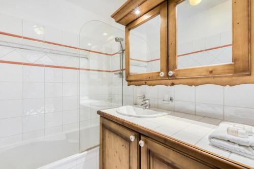 ein Badezimmer mit Waschbecken und Dusche in der Unterkunft Résidence Les Fermes du Soleil - maeva Home - Appartement 3 Pièces 6 Personnes - Sélection MAE-6505 in Les Carroz d'Araches