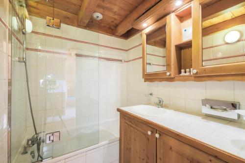 une salle de bain avec douche et lavabo dans l'établissement Résidence Les Alpages de Reberty - maeva Home - Appartement 3 pièces 8 personnes - Sélection MAE-6549, aux Menuires
