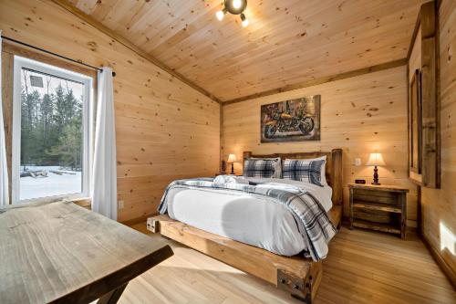 Ένα ή περισσότερα κρεβάτια σε δωμάτιο στο Chalet de la Truite by Rendez-Vous Mont-Tremblant