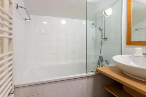bagno con doccia e lavandino di Résidence Plagne Lauze - maeva Home - Studio 4 personnes - Sélection 03 a Mâcot La Plagne