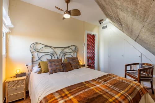 a bedroom with a bed and a ceiling fan at Mirador del Ocaso in La Zubia