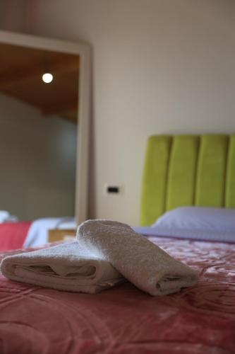 a towel sitting on top of a bed at Lahuta e Vjeter Agroturizem in Laç