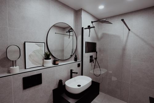 ein Badezimmer mit Waschbecken und Spiegel in der Unterkunft WITTMANN Ferienwohnung in Strandnähe 206 - Schönberg in Kalifornien